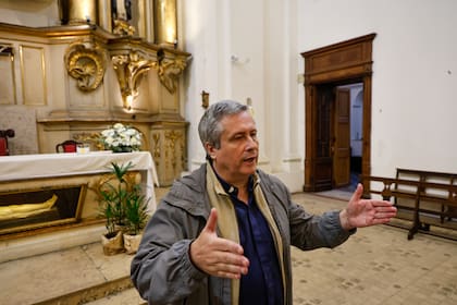 "En cuestión de horas, la iglesia y todo el complejo se llenaron de grietas", detalló el padre Antico