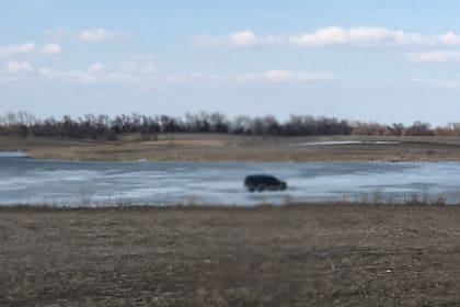 En Dakota del Sur andan en auto por lagos congelados
