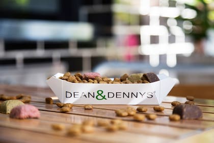 En Dean and Dennys tu mejor amigo hasta puede hacer su propio pedido