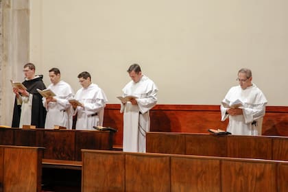 En determinados momentos del día, los frailes se reúnen en la iglesia para cantarle a Dios