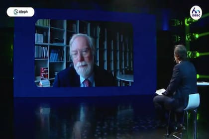 En diálogo con José Del Rio (LA NACION), Paul Collier dijo que las empresas "son responsables de poner de pie a la economía si colapsa"
