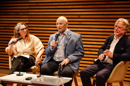 En diálogo con los periodistas Constanza Bertolini y Ricardo Kirschbaum, Wainrot viajó de sus raíces en Polonia a este presente, y resumió una vida de seis décadas en danza
