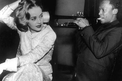 En diciembre de 1957, Miles Davis grababa en una noche en París la mítica banda sonora de Ascensor para el cadalso, junto con otros cuatro músicos, la actriz Jeanne Moreau (foto), el director Louis Malle y mucho champán.