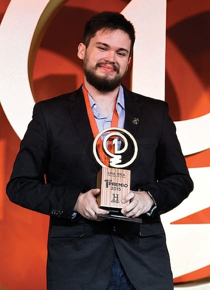 En diciembre de 2015, recibiendo el premio de History Channel, que le permitió abrir Atomic Lab