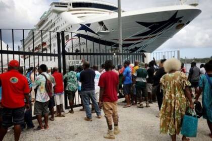 En diciembre de 2019, algunos trabajadores de Vanuatu esperaban la llegada de un crucero, pero los barcos ya no atracan en el puerto.