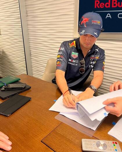 En diciembre del 2020, Checo Pérez inició su relación laboral con Red Bull, ahora firma por dos años más para seguir con la escudería austriaca