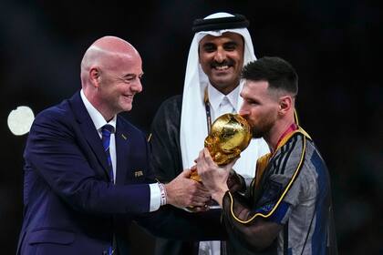 En diciembre pasado, en Qatar 2022, Gianni Infantino entregándole la Copa del Mundo a Leo Messi, ante la mirada del Emir qatrí, Sheikh Tamim bin Hamad Al Thani