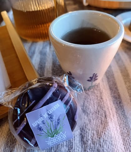 En Die Lavendel se pueden degustar alfajores de lavanda y otros productos gastronómicos elaborados con las flores