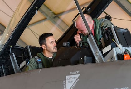 En Dinamarca, el ministro de Defensa probó uno de los aviones que compró la Argentina (Foto: X @MindefArg)