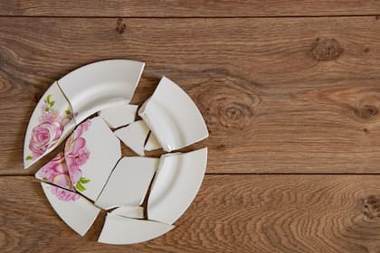 En Dinamarca se estila romper platos y acumularlos en la entrada de las casas de amigos y familiares