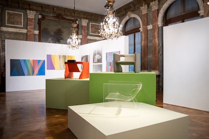 En Diseño Infinito se exhiben tres versiones bien distintas del sillón Cinta: laqueado, en acrílico y tapizado con géneros propios