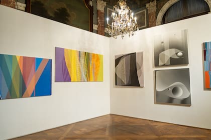 En diseño Infinito se pueden ver tres versiones bien distintas: laqueado, en acrílico y tapizado con géneros propios. En la puesta, dialogan con pinturas digitales de 2013 y 2015 que reproducen mediante otras tipologías el mismo gesto de las geometrías abstractas, en este caso, realizadas en Photoshop e impresas en Roma con tintas y métodos que garantizan la calidad de los detalles