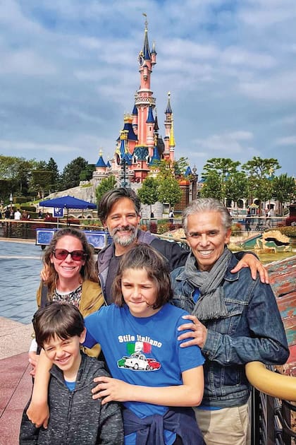En Disneyland París junto a Iván, su nuera Cécile, y sus nietos Lorenzo y Ulysses.