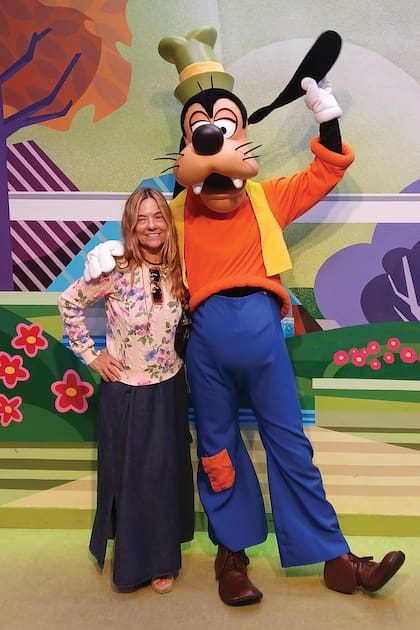 En Disneyworld,
siempre con
espíritu juvenil,
Laura posó
divertidísima con
Goofy.