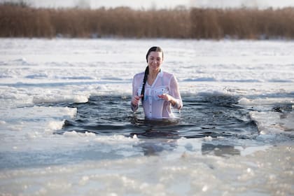 En distintas regiones de Rusia, los más valientes se bañan en las aguas congeladas de los ríos y los lagos para "renacer"