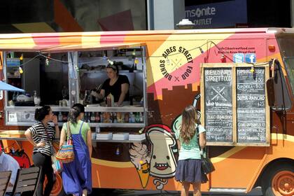 En Distrito Arcos, en Palermo, muchos eligen la comida gourmet al paso