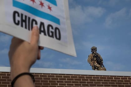 En diversas partes de Illinois se han generado protestas contra el aumento de las redadas migratorias por la Operación Midway Blitz