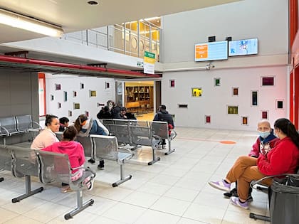 En diversas salas de espera, niños y adolescentes aguardaban sus turnos, al lado de familiares que les tomaban las manos, reían, charlaban