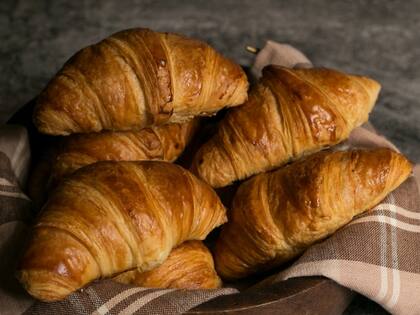 En diversos relatos sobre la historia del croissant, la mayoría de las fuentes coinciden en que su origen se remonta a Austria, el kipferl.