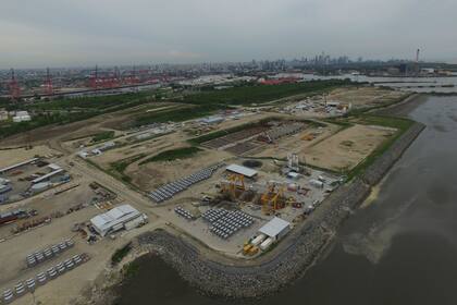 En Dock Sud se ganó tierra al río para hacer la obra