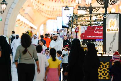 En Doha, los argentinos miran vidrieras en los lujosos centros comerciales, como el Villaggio