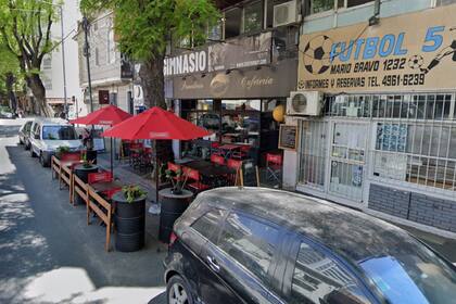 En donde hoy funciona la panadería y confitería Baviera, en Mario Bravo 1230, estaba en 2013 el bar El Bravo, donde durante varios meses Leonardo Cositorto montó su oficina y de la que se fue sin pagar, aunque siguió utilizando esa dirección como domicilio legal