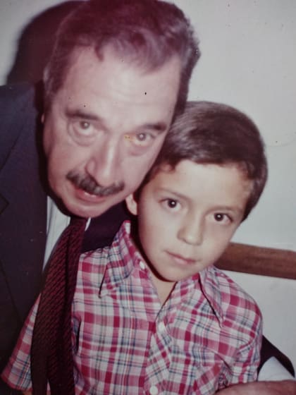 En dos ocasiones, cuando Alfonsín viajó a Salta, contó con la compañía de Guzmán y de sus otros dos ahijados salteños
