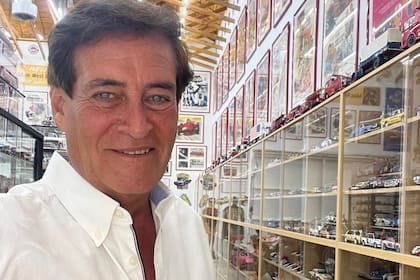 En dos ocasiones, el arquitecto argentino obtuvo el premio Guinness en escala 43 y “la colección más larga” de autos a escala