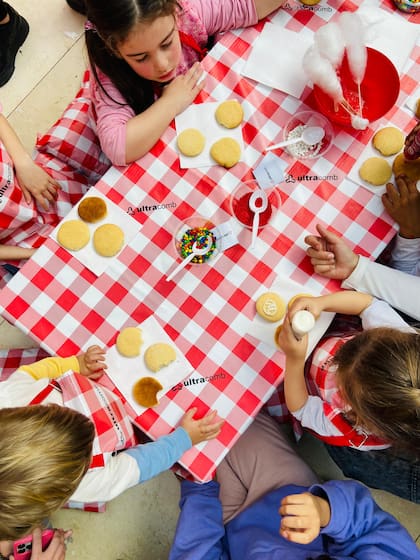En DOT, la invitación para los más pequeños es a un taller de cocina.