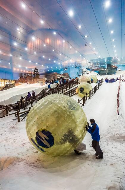 En Dubai, un centro de esquí de 22.500 metros cuadrados con pistas de hasta 400 metros