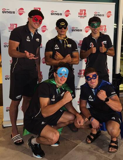 En Dubái, un momento de diversión de los cinco Pumas 7s nuevos; además de Batac y Morales, están Sebastián Dubuc, Valentín Maldonado y Martiniano Arrieta.