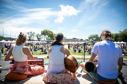 O Festival Echale também contará com uma feira para empreendedores conscientes, música ao vivo durante o dia, espaços de relaxamento e conexão, e aberto a todos os níveis de atividade.
