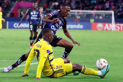 En Ecuador, Luis Advíncula traba en el piso en el encuentro de ida de la serie de deiciseisavos de final de Boca contra Independiente del Valle por la Copa Sudamericana; este miércoles se determinará en La Bombonera un octavofinalista.