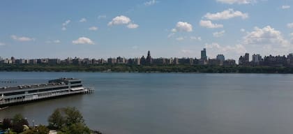 En Edgewater, aproximadamente el 12,4% de los residentes se identifican como hispanos o latinos, lo que equivale a cerca de 1800 personas