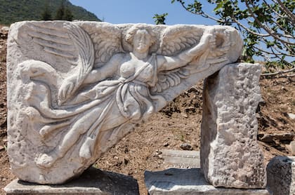 En Éfeso, se encuentra un relieve de Niké, la diosa alada de la victoria, que originalmente formaba parte de la Puerta de Hércules.
