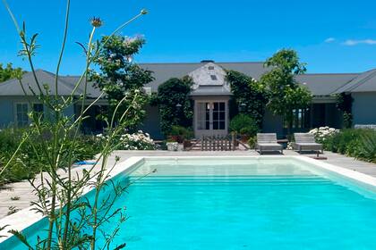 En eje con la entrada a la vivienda, la pileta tiene un deck de lapacho sin tratar para preservar su tonalidad natural.