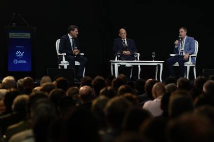 En el 10° Latam Economic Forum, disertaron Arriazu, Damián Di Pace y moderó Claudio Zuchovicki