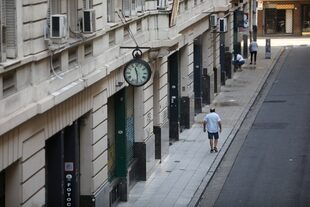 En el 134 sigue sobresaliendo el reloj de agujas del local que se especializaba en piezas de relojería antiguas y cerró hace más de 10 años