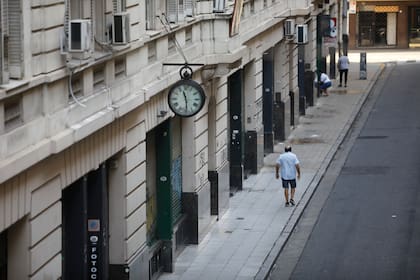 En el 134 sigue sobresaliendo el reloj de agujas del local que se especializaba en piezas de relojería antiguas y cerró hace más de 10 años