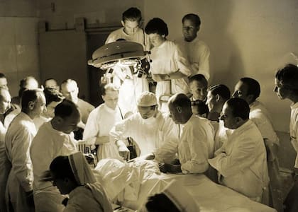 En el 18º Congreso Internacional de Cirugía en Munich, Démijov demostró a una audiencia de expertos cómo se implantaba en un perro una bomba intratorácica que funcionaba como un corazón artificial (septiembre 1959)