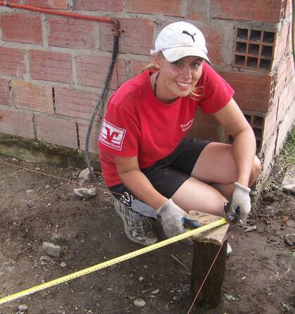 En el 2011, construyendo con Un Techo para mi País.