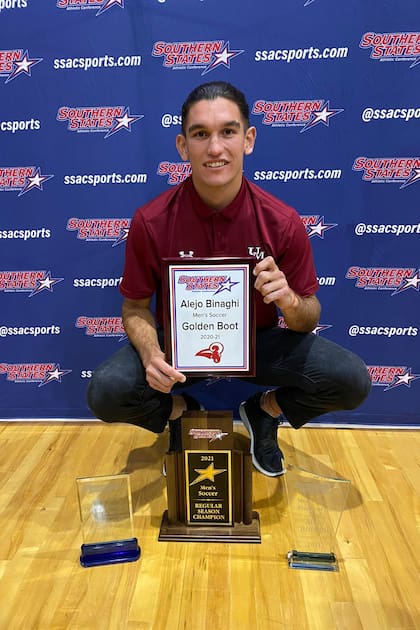 En el 2021 Binaghi obtuvo el "botín de oro" y se llevó el premio como jugador del año de NAIA