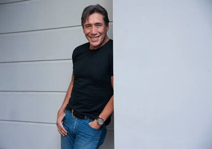 "En el ‘81 murió mi papá a sus 58 años y me las arreglé como pude: manejé un taxi durante tres años, cargué medias reses en un frigorífico, trabajé en la Embajada de España. Sí, de los 18 a los 25 trabajé de lo que podía"