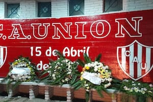 Aparecieron coronas florales en la sede de Unión y el presidente atacó a “marginales”