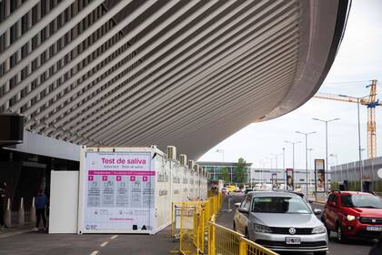 En el aeropuerto de Ezeiza, al igual que en la terminal Dellepiane, se montaron unidades de testeos rápidos para los turistas que arriban al país y a la ciudad