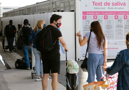 En el Aeropuerto de Ezeiza se realizan test de Covid-19 a los turistas y argentinos que vuelven al país