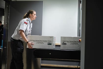 En el aeropuerto de Longyearbyen, el trabajo del personal de seguridad.