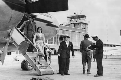 En el aeropuerto de Pajas Blancas, Córdoba, pasajeros descienden de El Chacabuco, un Convair CV-240