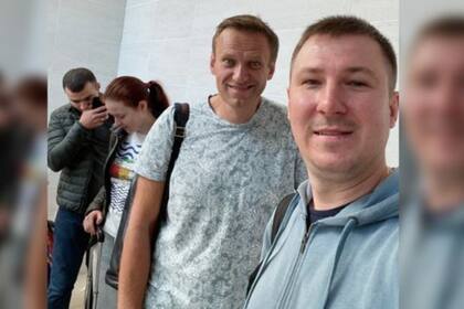En el aeropuerto de Tomsk Ilya Ageev tomó una foto de un sonriente Alexei Navalny.