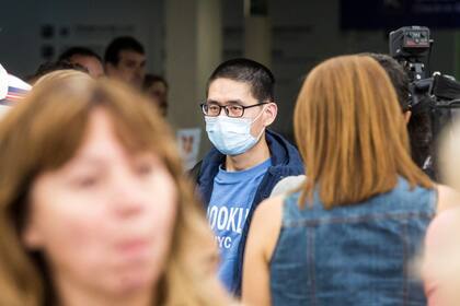 En el Aeropuerto Internacional de Ezeiza, donde circulan 30.000 personas por día, las fuerzas federales de seguridad se integraron a las acciones de prevención